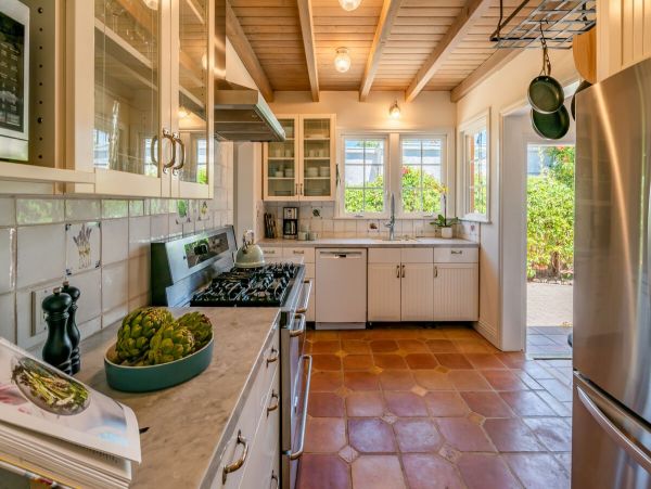 Understated Elegant Villa in Santa Barbara Four Bedrooms