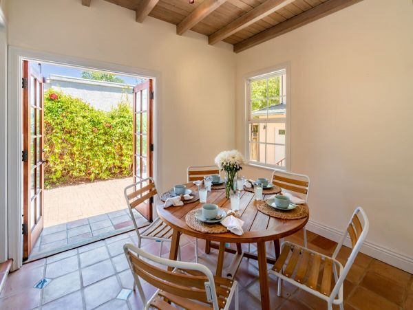 Understated Elegant Villa in Santa Barbara Four Bedrooms