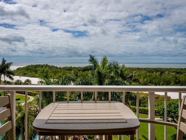Enjoy Gulf Views & Amenities from this Condo