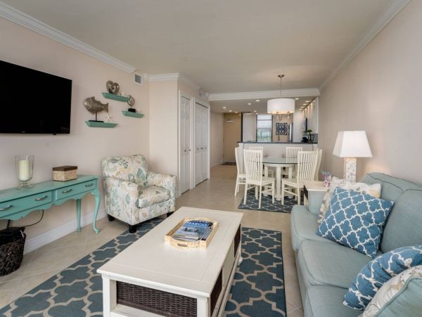 Enjoy Gulf Views & Amenities from this Condo