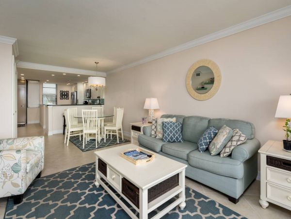 Enjoy Gulf Views & Amenities from this Condo