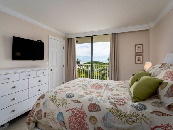 Enjoy Gulf Views & Amenities from this Condo