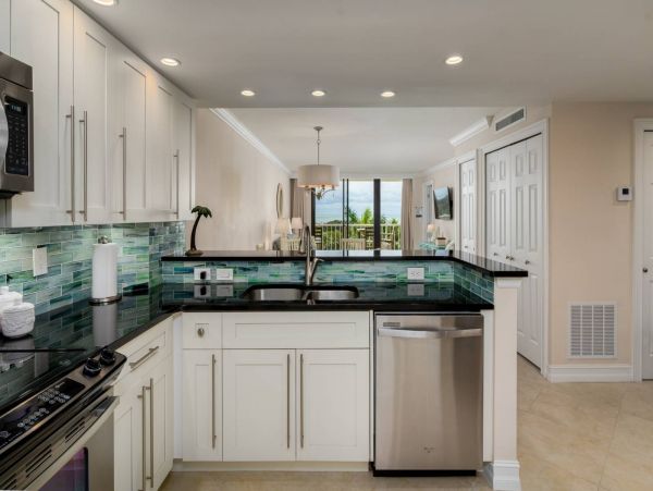 Enjoy Gulf Views & Amenities from this Condo