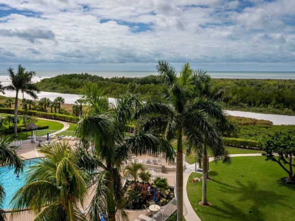 Enjoy Gulf Views & Amenities from this Condo
