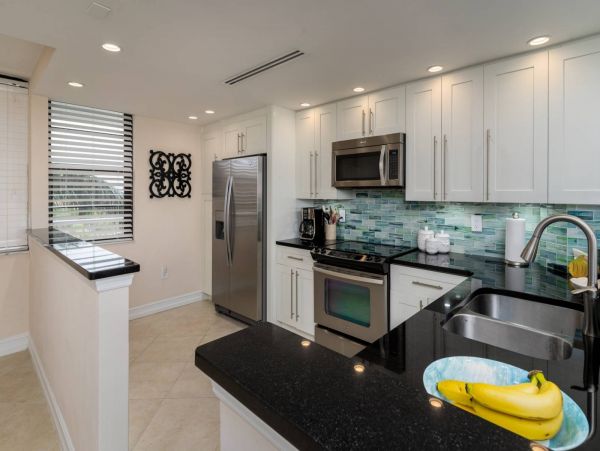 Enjoy Gulf Views & Amenities from this Condo