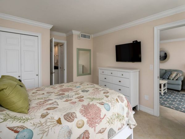 Enjoy Gulf Views & Amenities from this Condo