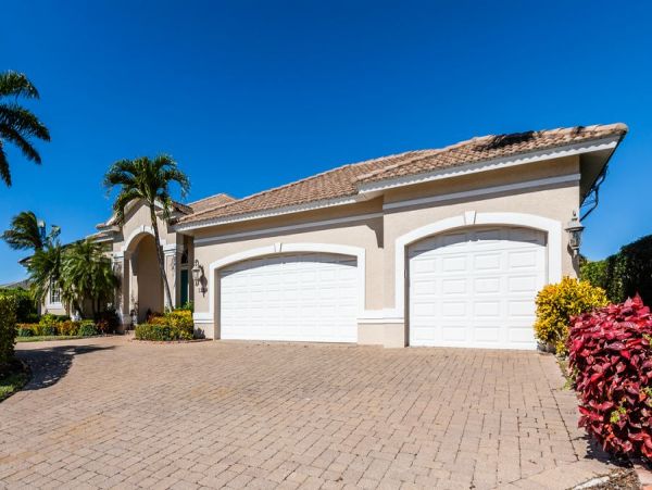 Three Bedroom Villa Plus Den on Marco