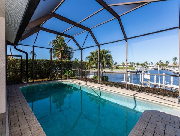 Three Bedroom Villa Plus Den on Marco