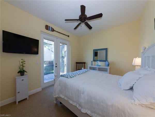 Three Bedroom Villa Plus Den on Marco