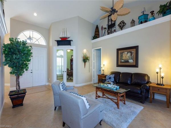 Three Bedroom Villa Plus Den on Marco