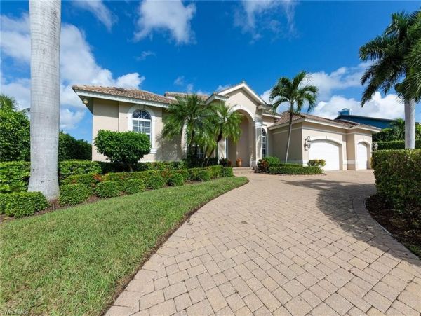 Three Bedroom Villa Plus Den on Marco