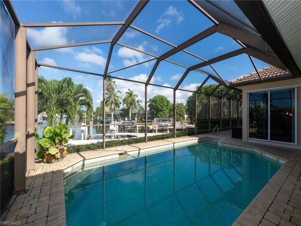 Three Bedroom Villa Plus Den on Marco