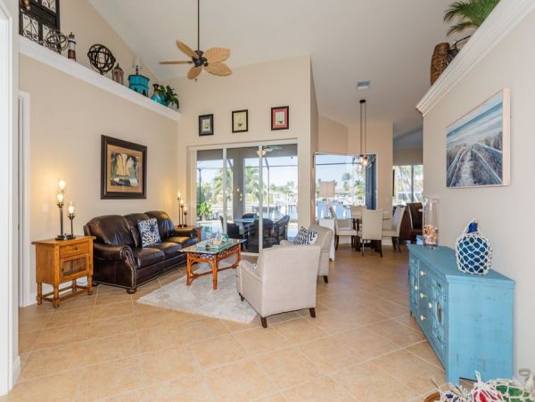 Three Bedroom Villa Plus Den on Marco