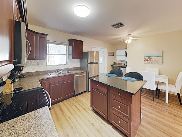 Charming Two Bedroom Vacation Home Value 5 Min to Beach