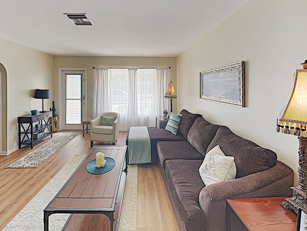 Charming Two Bedroom Vacation Home Value 5 Min to Beach