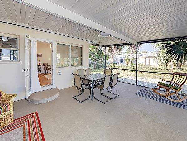 Charming Two Bedroom Vacation Home Value 5 Min to Beach