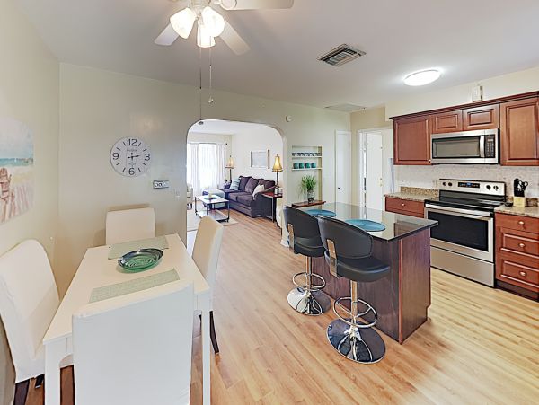 Charming Two Bedroom Vacation Home Value 5 Min to Beach