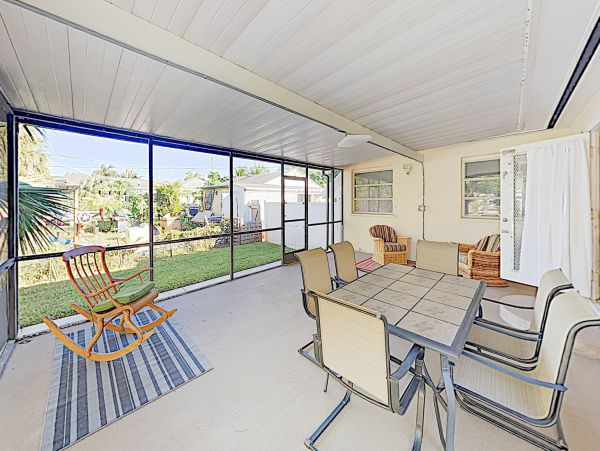 Charming Two Bedroom Vacation Home Value 5 Min to Beach
