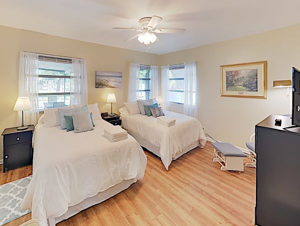 Charming Two Bedroom Vacation Home Value 5 Min to Beach