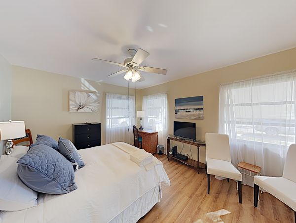 Charming Two Bedroom Vacation Home Value 5 Min to Beach