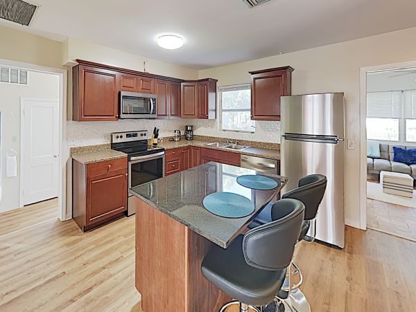 Charming Two Bedroom Vacation Home Value 5 Min to Beach