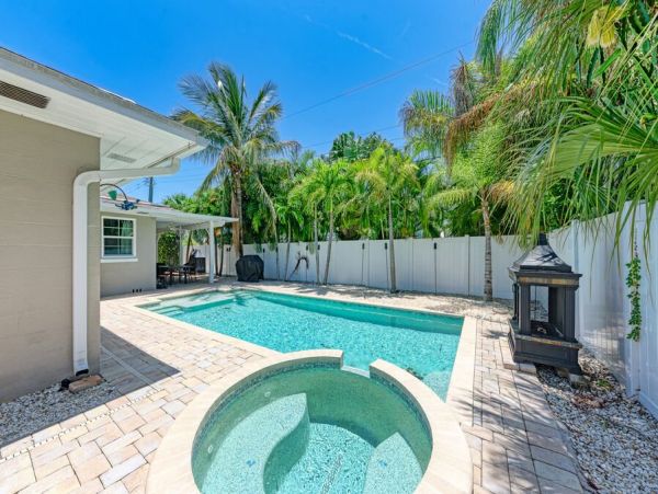Great Holmes Beach Vacation Home Private Pool & Hot Tub