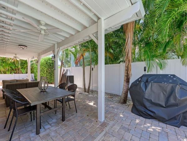 Great Holmes Beach Vacation Home Private Pool & Hot Tub