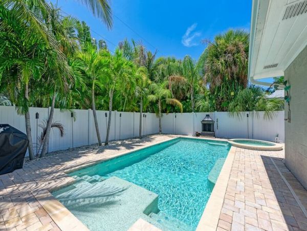 Great Holmes Beach Vacation Home Private Pool & Hot Tub