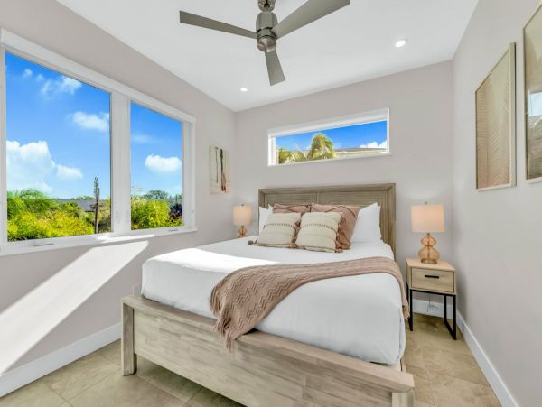 Siesta Key Luxury Rental | Beachfront with Rooftop Deck