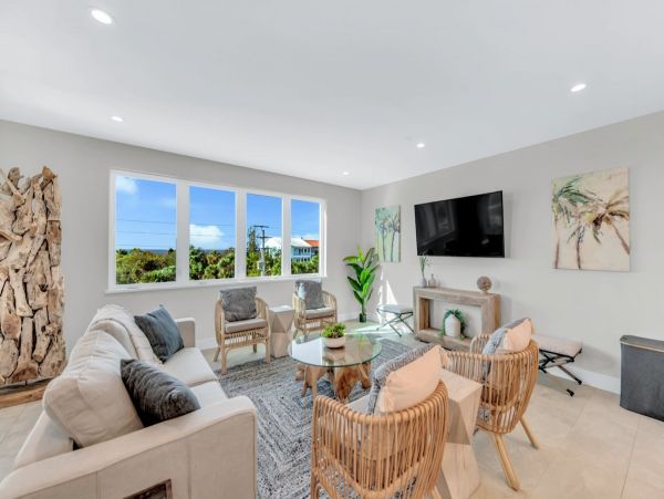 Siesta Key Luxury Rental | Beachfront with Rooftop Deck