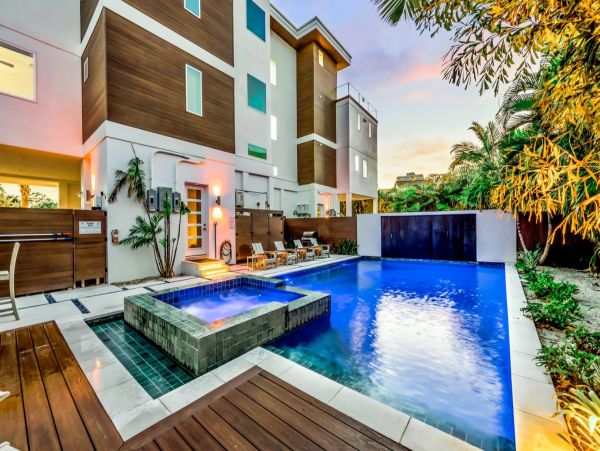 Siesta Key Luxury Rental | Beachfront with Rooftop Deck