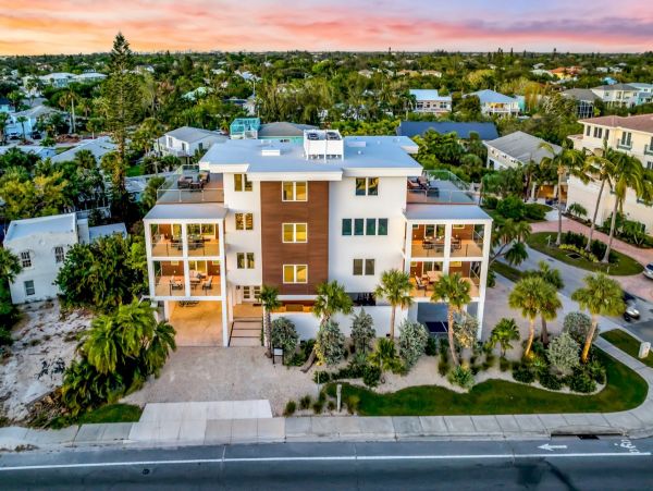 Siesta Key Luxury Rental | Beachfront with Rooftop Deck