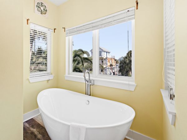Destin Six Bedroom Vacation Rental Home Walk to Beach 4,000 Sq Ft WOW