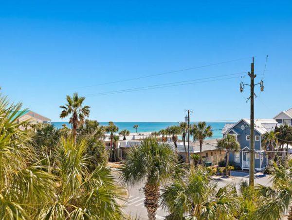 Destin Six Bedroom Vacation Rental Home Walk to Beach 4,000 Sq Ft WOW