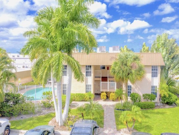 Walk to Beach Siesta Key Six Bedroom Vacation Rental