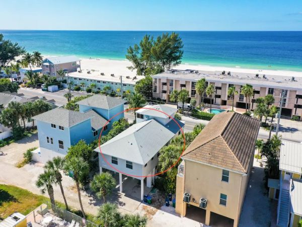 Bradenton Beach Five Bedroom Vacation Rental Close to Beach