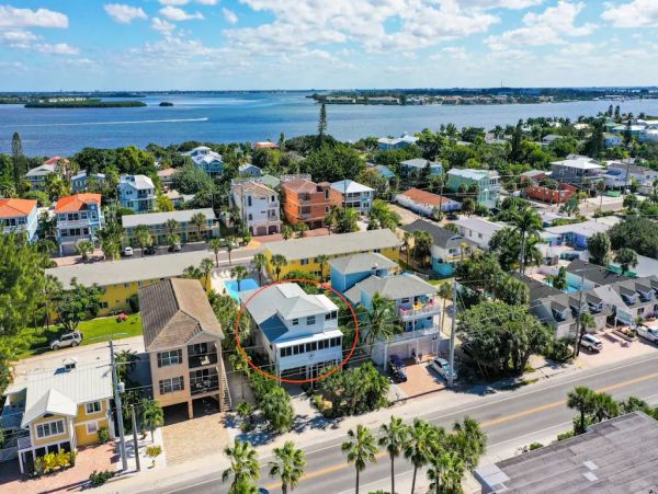 Bradenton Beach Five Bedroom Vacation Rental Close to Beach