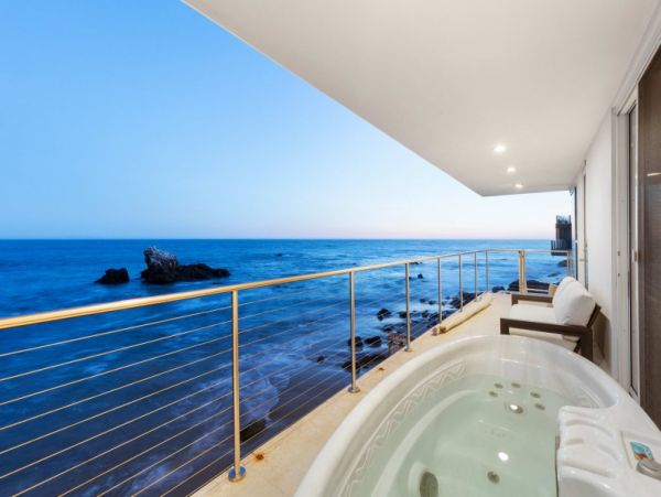 Stunning Malibu Luxury Vacation Home Beach & Ocean Views