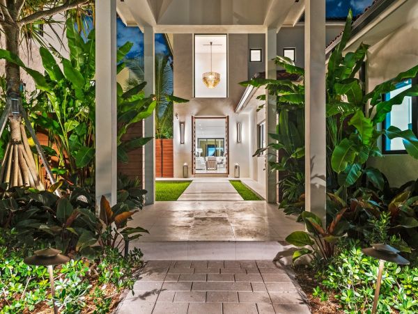 Waterfront Luxury Vacation Home Pool & Jacuzzi in Miami