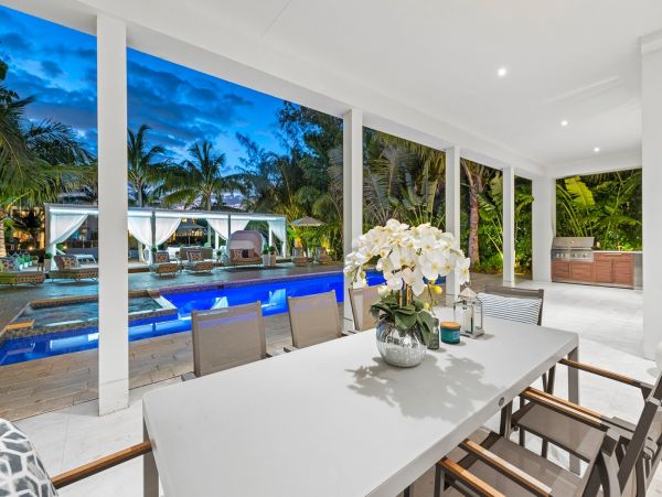 Waterfront Luxury Vacation Home Pool & Jacuzzi in Miami