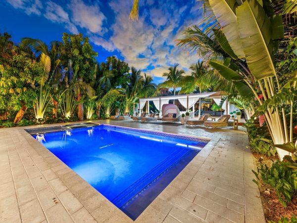 Waterfront Luxury Vacation Home Pool & Jacuzzi in Miami