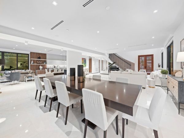 Waterfront Luxury Vacation Home Pool & Jacuzzi in Miami