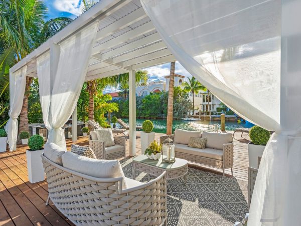 Waterfront Luxury Vacation Home Pool & Jacuzzi in Miami