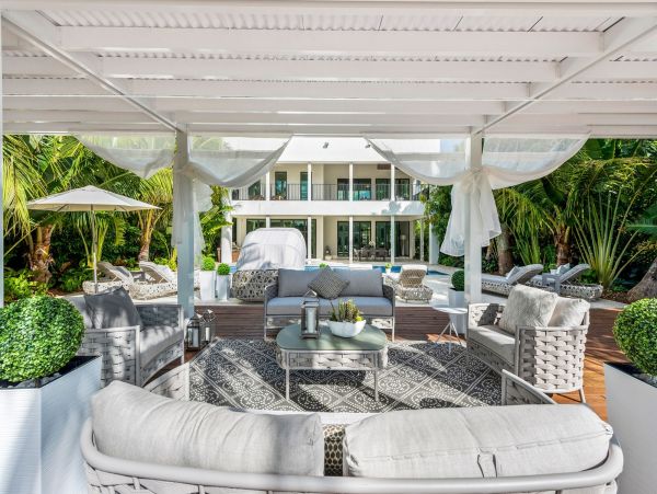 Waterfront Luxury Vacation Home Pool & Jacuzzi in Miami