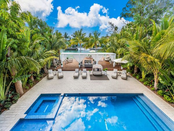 Waterfront Luxury Vacation Home Pool & Jacuzzi in Miami