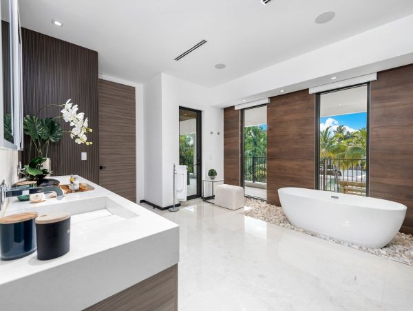 Waterfront Luxury Vacation Home Pool & Jacuzzi in Miami
