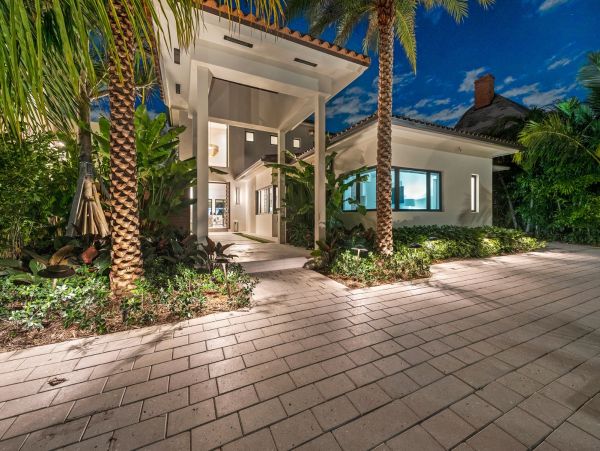 Waterfront Luxury Vacation Home Pool & Jacuzzi in Miami