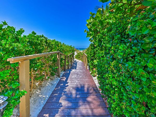Longboat Key One Bedroom Vacation Condo Steps to the Beach