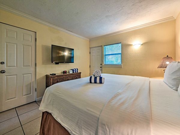 Longboat Key One Bedroom Vacation Condo Steps to the Beach
