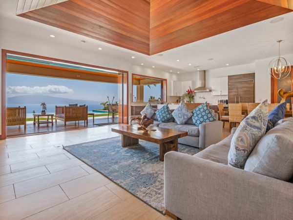 Amazing Ocean & Mountain Views 4 Bedroom Villa in Lahaina